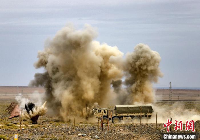 圖為模擬運(yùn)輸分隊(duì)通過炮火路段?！?王先鋒 攝