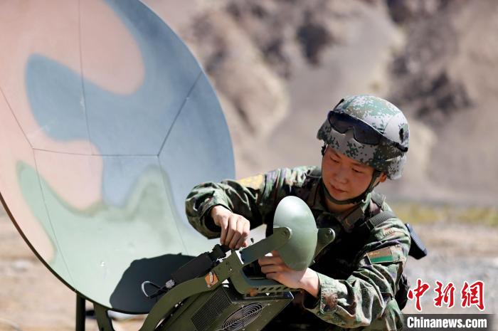 圖為官兵進(jìn)行衛(wèi)星通訊架設(shè)。　 鄒寧寧 攝