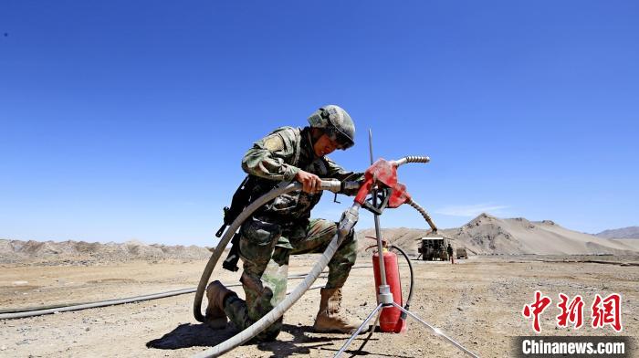 圖為官兵為群車加油。　 胡吉容 攝