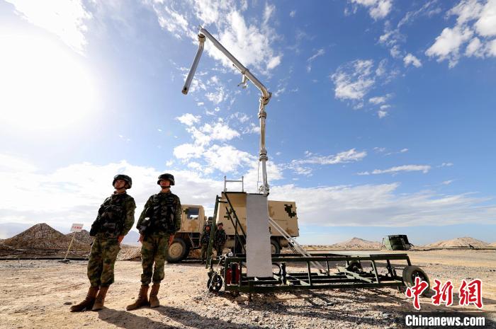 圖為野戰(zhàn)油庫開設(shè)?！?唐 堯 攝