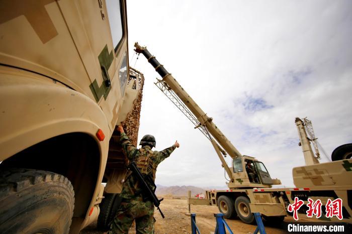 圖為野戰(zhàn)車輛搶修環(huán)節(jié)。　 祁漢智 攝