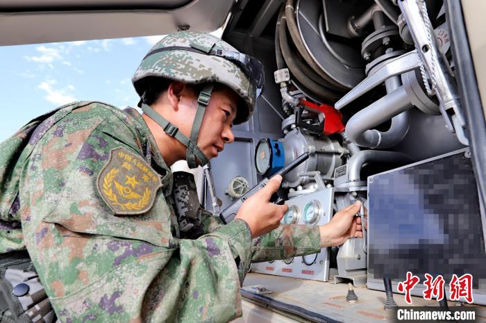 圖為群車加油科目演練現(xiàn)場(chǎng)?！?王先鋒 攝