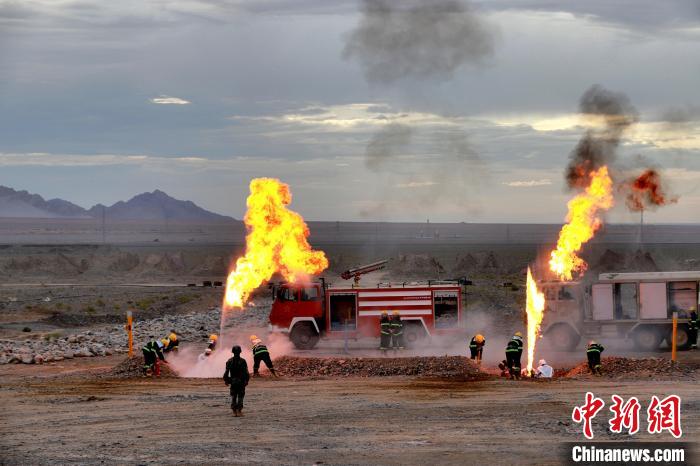 圖為野戰(zhàn)管線搶修?！?鄒寧寧 攝