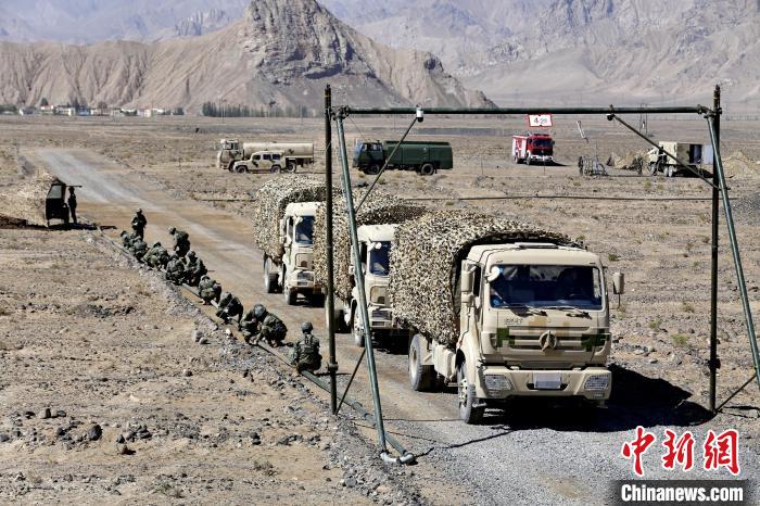 圖為野戰(zhàn)管線鋪設(shè)?！〕套颖?攝