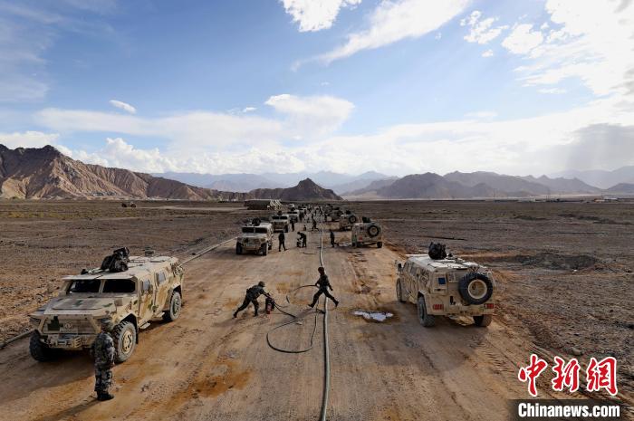 圖為群車加油科目演練現(xiàn)場(chǎng)?！?祁漢智 攝