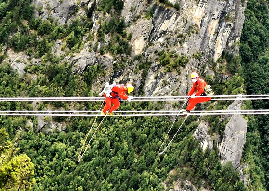 9月15日，電力檢修人員開展左波線米堆冰川段導線扭絞處理走線作業(yè)。旦尼攝
