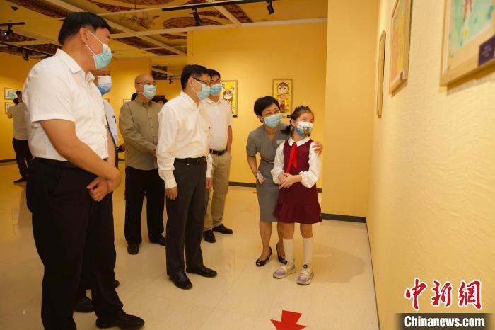 圖為與會嘉賓與入選畫作的“小作者”們一同觀展?！≈袊貙W(xué)研究中心供圖