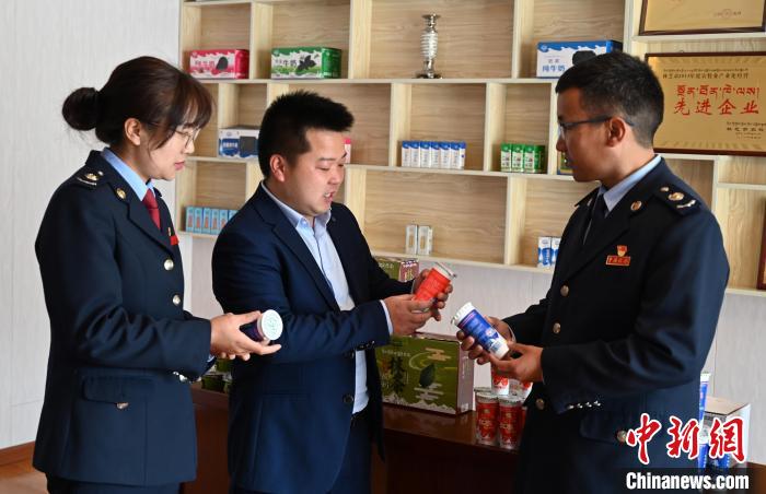 圖為林芝稅務(wù)部門上門了解企業(yè)情況，并宣講稅收政策。資料圖 趙朗 攝