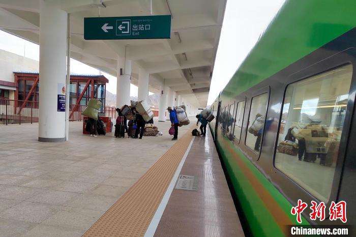 乘客乘復工專列抵達日喀則。　拉薩車務段 供圖