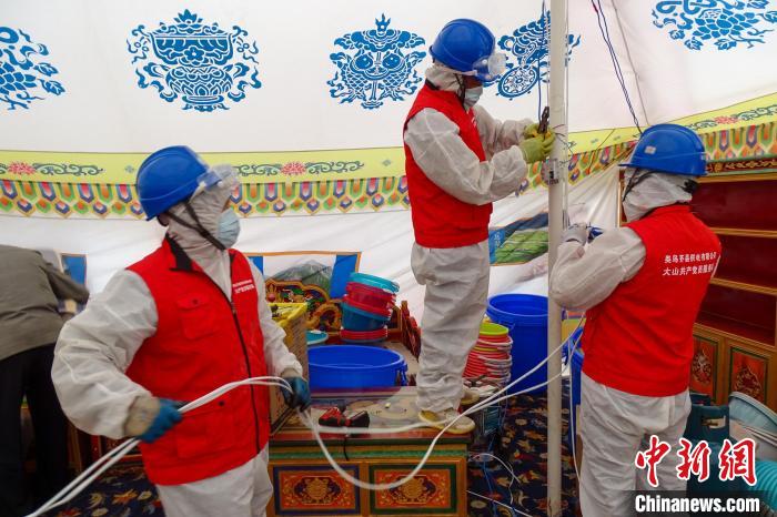 圖為西藏類烏齊縣供電部門為臨時(shí)隔離點(diǎn)50頂帳篷進(jìn)行用電接入。　洛松登珠 攝