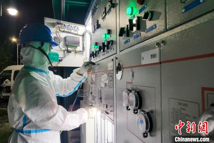 西藏電力部門順利完成方艙醫(yī)院供電設(shè)備安全可靠接入?！⊥醮箫w 攝
