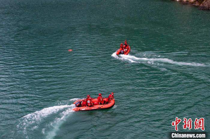 消防員操作舟艇進行s型繞標?！『罱?攝