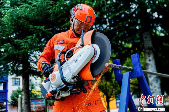 西藏林芝森林消防年度綜合救援技能大練兵活動現(xiàn)場?！『罱?攝