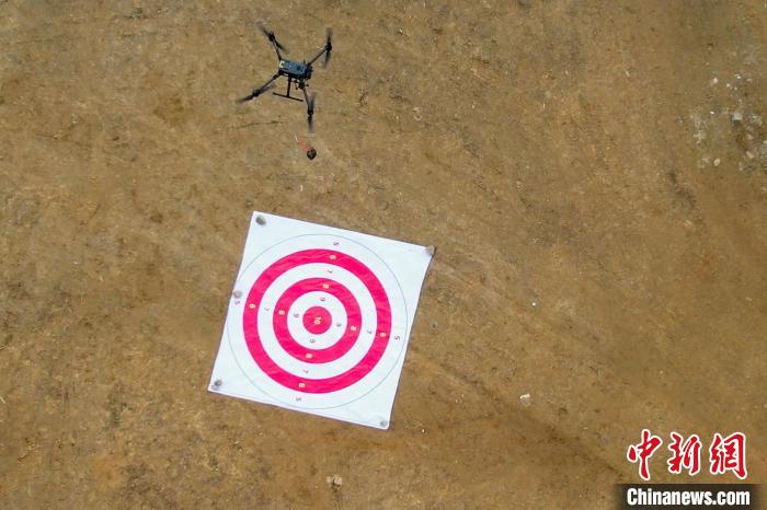 圖為消防員利用無人機空投滅火彈?！钣例?攝