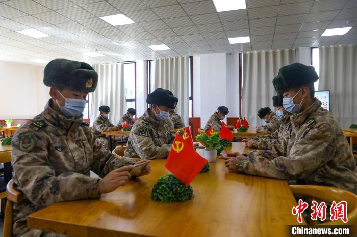 圖為阿里軍分區(qū)某邊防團(tuán)組織官兵通過手機(jī)收聽收看二十大開幕盛況?！詵|供圖