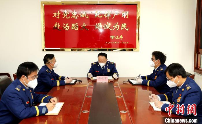 圖為西藏森林消防總隊(duì)在二十大開幕會(huì)結(jié)束后組織學(xué)習(xí)討論?！∥鞑厣窒揽傟?duì)供圖