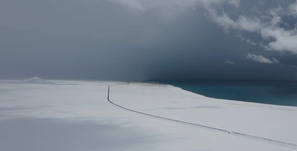 西藏阿里地區(qū)改則縣迎來初雪，銀裝素裹，美如畫卷。