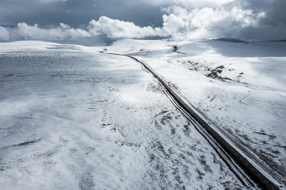 西藏阿里地區(qū)改則縣迎來初雪，銀裝素裹，美如畫卷。