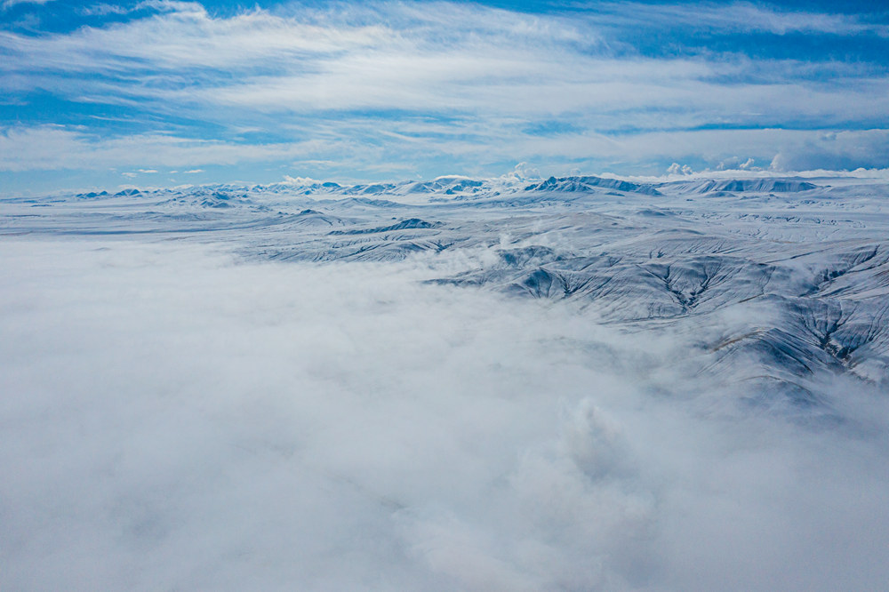 西藏阿里地區(qū)改則縣迎來初雪，銀裝素裹，美如畫卷。