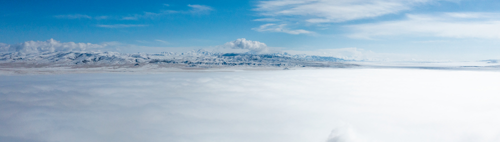 西藏阿里地區(qū)改則縣迎來初雪，銀裝素裹，美如畫卷。