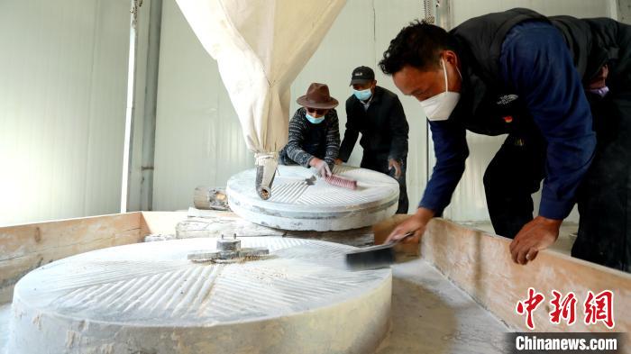 圖為合作社負(fù)責(zé)人完成糌粑加工后清掃水磨設(shè)施。　嘉黎縣融媒體中心供圖