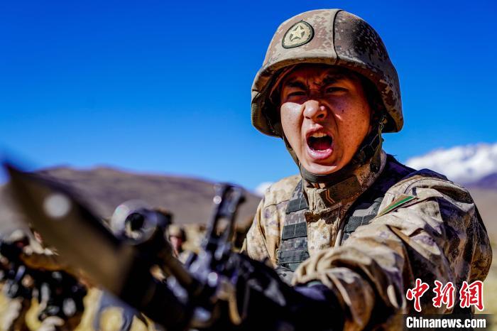 官兵正在進(jìn)行刺殺操訓(xùn)練。　西藏山南軍分區(qū)某團(tuán)供圖