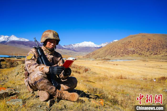 戰(zhàn)士正在品讀該團(tuán)制作下發(fā)的二十大報(bào)告內(nèi)容匯編“口袋書(shū)” ?！∥鞑厣侥宪姺謪^(qū)某團(tuán)供圖