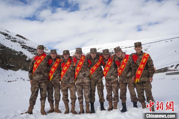 退伍老兵合照留念?！∥鞑厣侥宪姺謪^(qū)某團(tuán)供圖