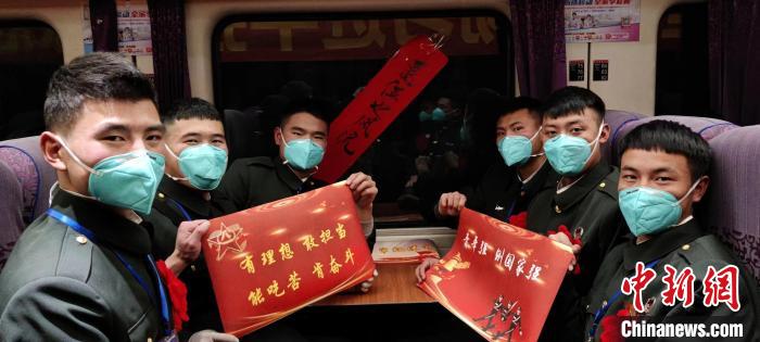 退伍老兵在退伍專(zhuān)列上合影留念?！∥鞑厣侥宪姺謪^(qū)某團(tuán)供圖