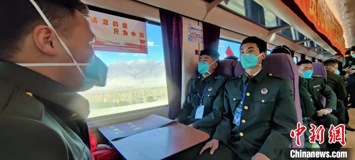 退伍老兵乘坐在退伍專(zhuān)列。　西藏山南軍分區(qū)某團(tuán)供圖