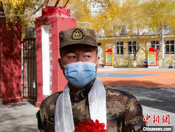 圖為什布奇邊防連退伍老兵臨別前再看一眼連隊(duì)?！詵| 攝