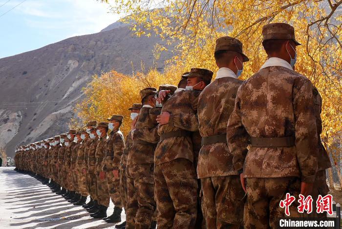 圖為什布奇邊防連退伍老兵與戰(zhàn)友相擁而泣，依依惜別?！⌒觳?攝