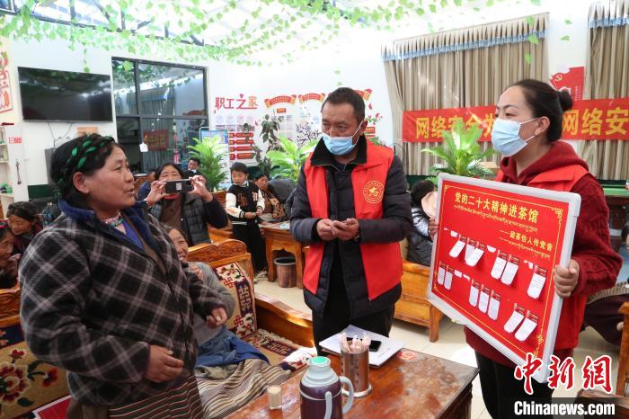 圖為瓊結縣村民參與問答?！愔闈扇?攝