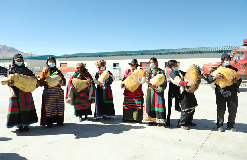 茶措村牧區(qū)改革合作社酥油分紅現(xiàn)場。索朗仁青 攝