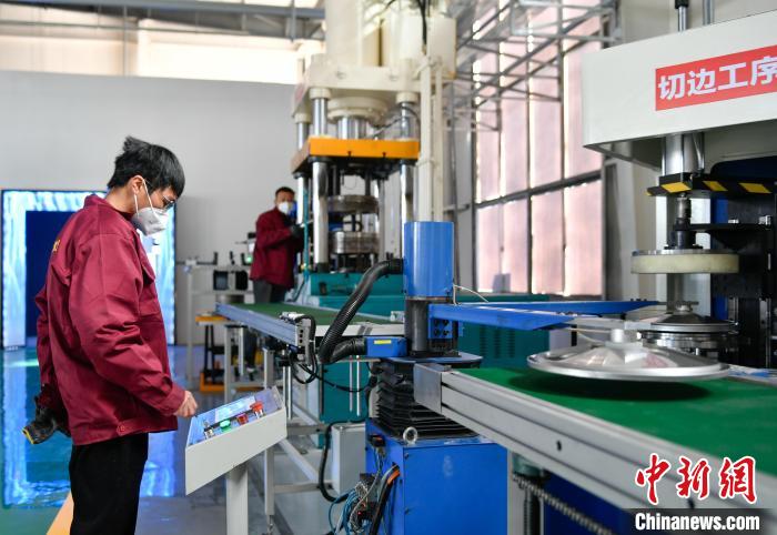 圖為炊具生產(chǎn)線?！∝暩聛硭?攝