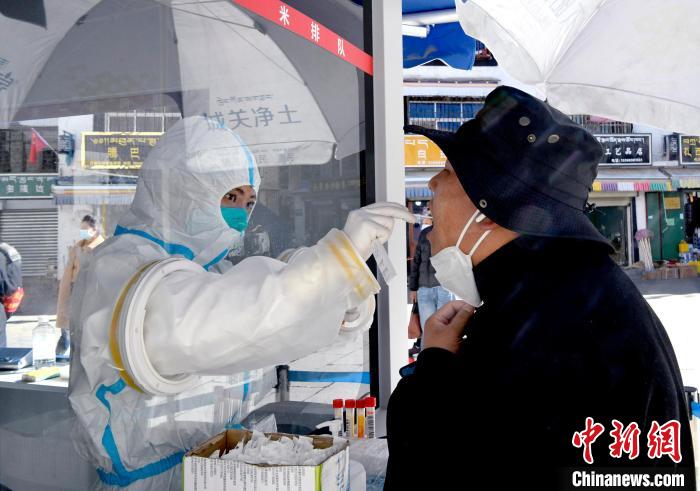 12月7日，拉薩市民正在進(jìn)行核酸檢測?！±盍?攝