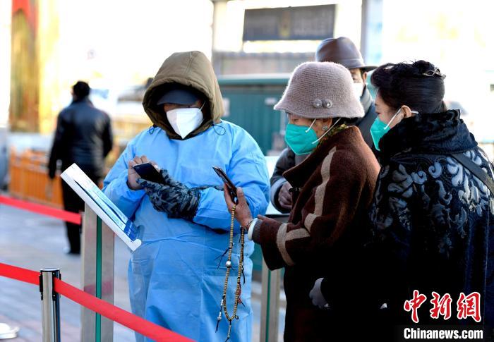 12月7日，拉薩市民掃碼進(jìn)入銀行辦理業(yè)務(wù)?！±盍?攝