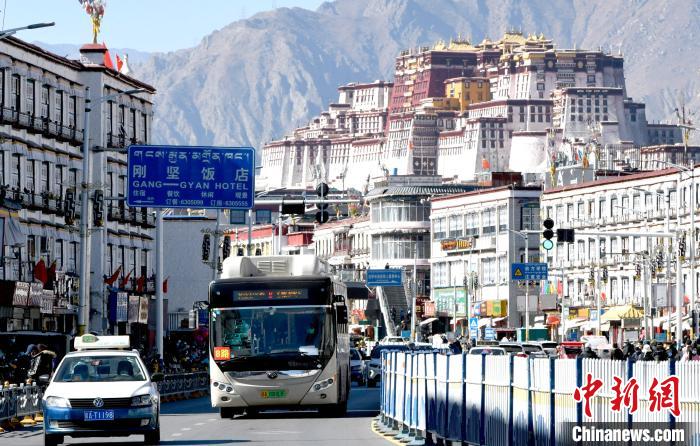 12月7日，一輛公交車從拉薩市城關(guān)區(qū)北京東路駛過。　李林 攝