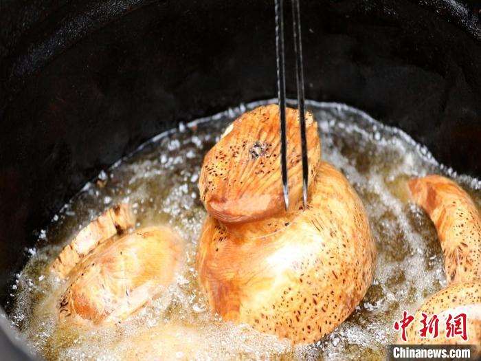 圖為已成型的木碗。　 鄧海平 攝