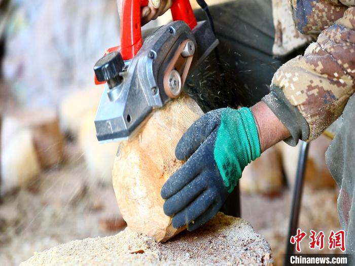 圖為手工藝人正在制作木碗?！〉录?　攝