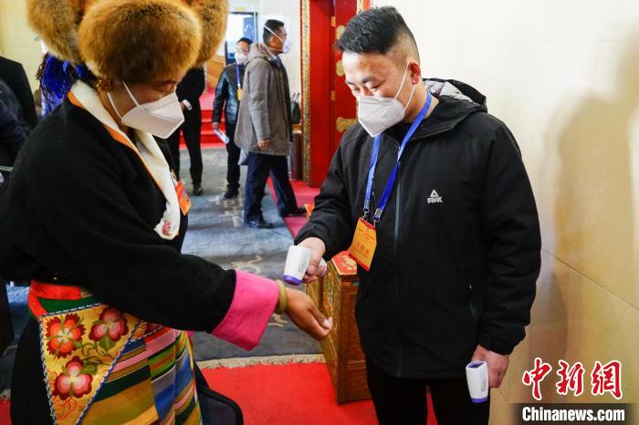 政協(xié)委員測(cè)體溫后入場(chǎng)?！〗w波 攝