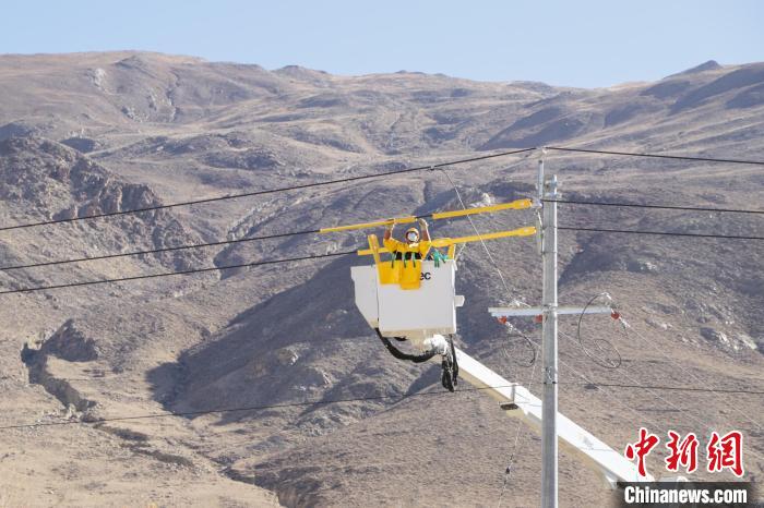 圖為11月9日，國(guó)網(wǎng)山南供電公司工作人員進(jìn)行搭火工作?！「裆?攝