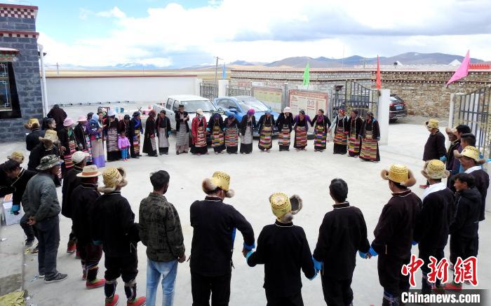 圖為普瑪江塘鄉(xiāng)民眾載歌載舞?！±丝ㄗ涌h網(wǎng)信辦供圖