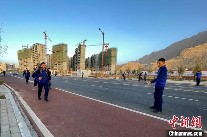 負(fù)重5公里體能訓(xùn)練?！∥鞑厣窒揽傟?duì)特勤大隊(duì) 供圖