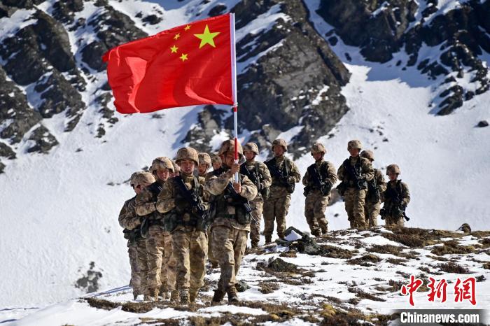 官兵們在巡邊途中。　曾厚望 攝