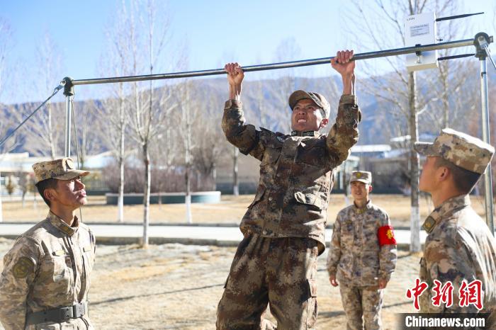 單杠引體向上現(xiàn)場，選手竭盡全力突破自我。　吳蒙昆 攝