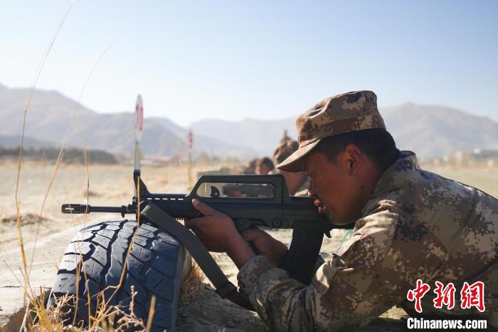 參賽民兵在進(jìn)行瞄準(zhǔn)?！敲衫?攝