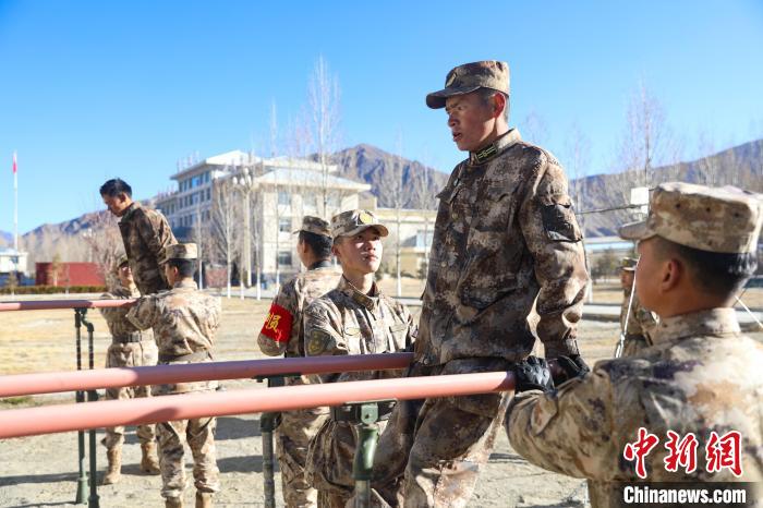 雙杠臂屈伸項(xiàng)目競賽現(xiàn)場?！敲衫?攝