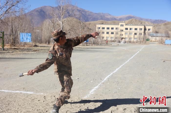 手榴彈投遠(yuǎn)比武競賽現(xiàn)場?！敲衫?攝