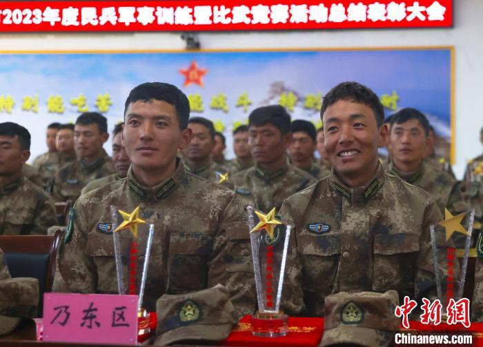 表彰大會(huì)上，獲獎(jiǎng)選手開心瞬間?！敲衫?攝